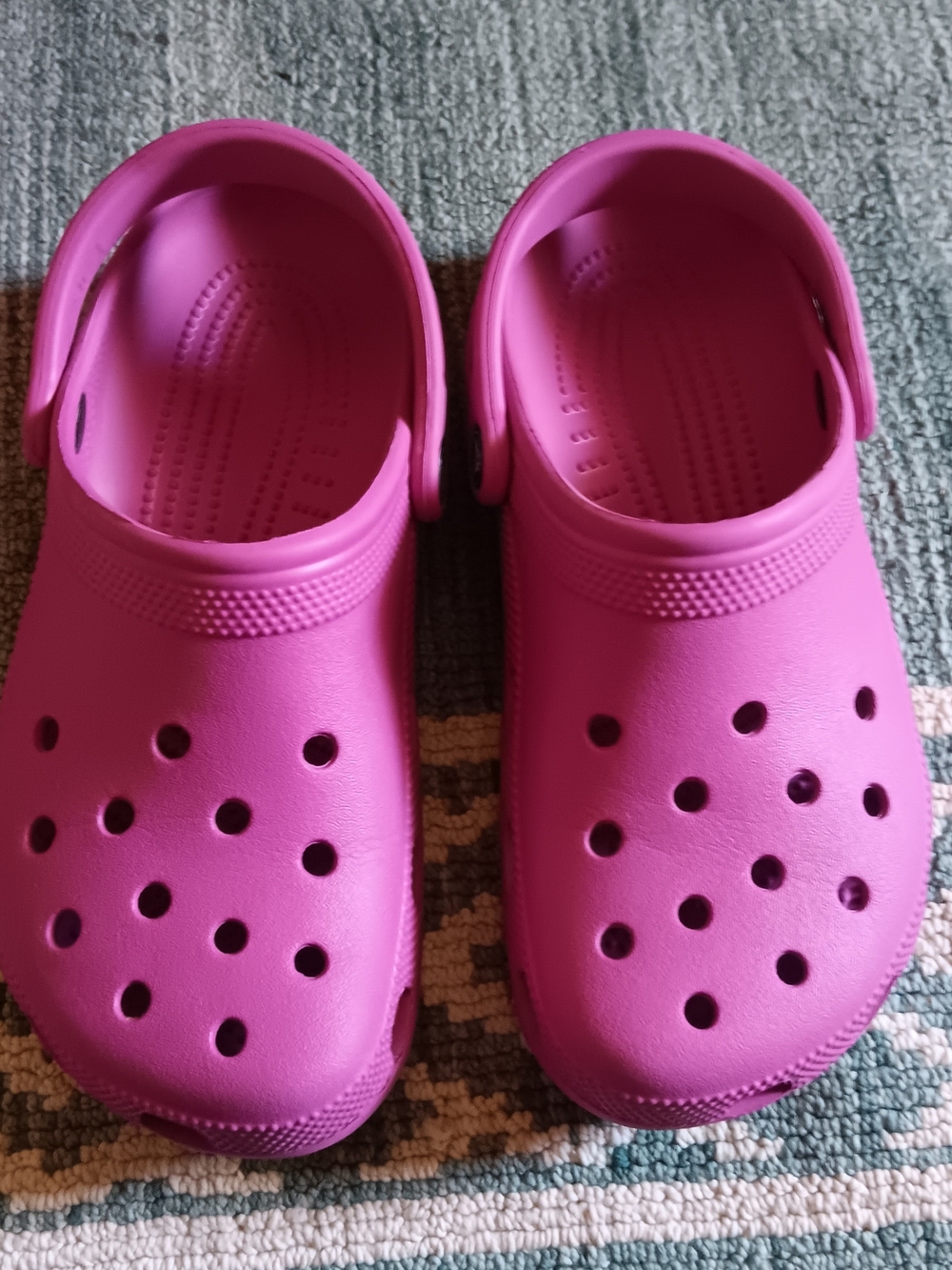 CROCS Classic Clog in Fuchsia Pink
